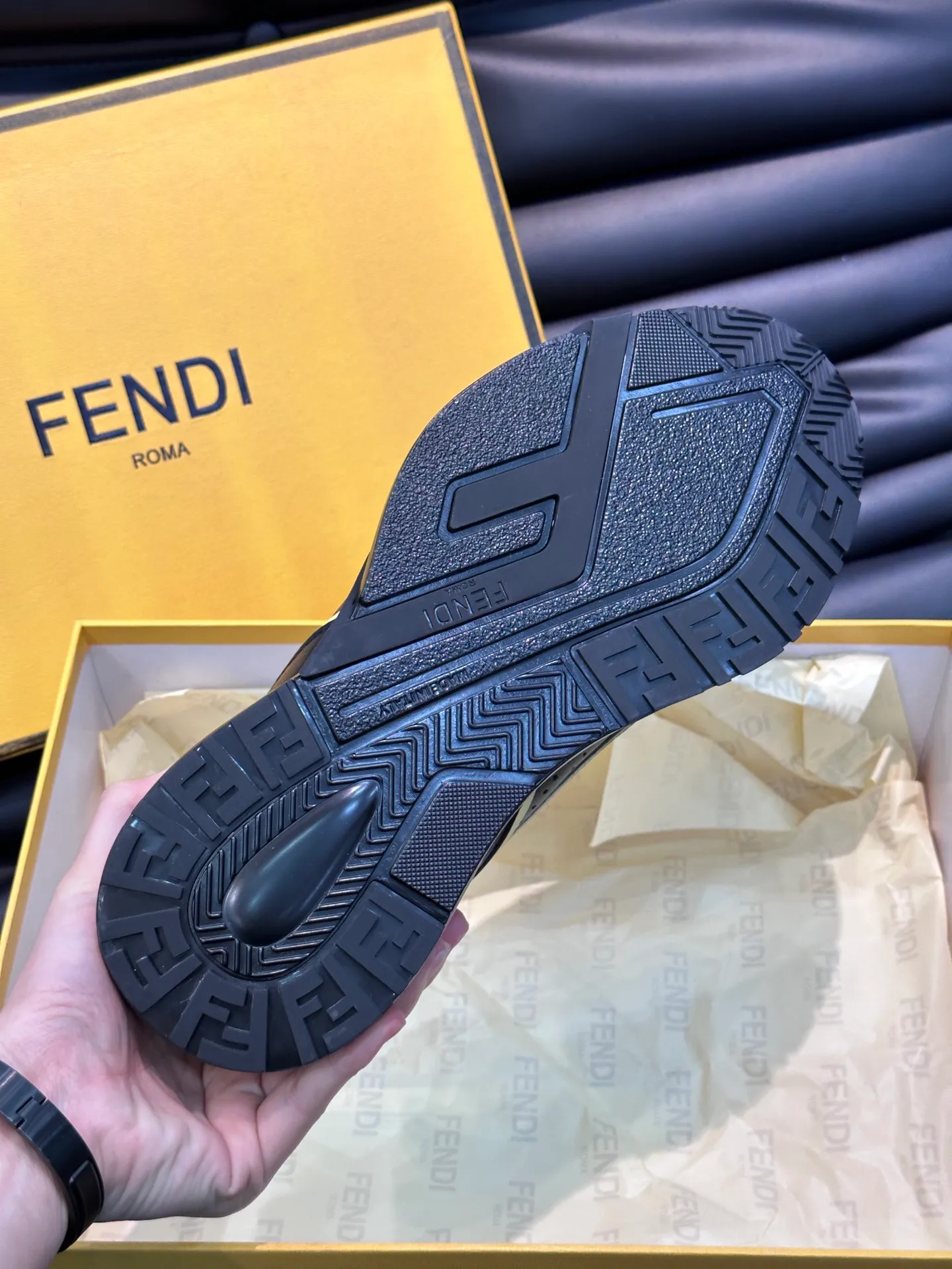 Men's shoes 💰p560 "Fend*" new men's casual sports shoes, equipped with elastic straps, side zippers, and corrugated soles engraved with F. Embossed Fendi Flow lettering on the heel. Made of technical fabric and a mix of blue and suede. Decorated with Lycra® details. FF graphic tongue. Ultra-light and wear-resistant EVA sole. Size: 38-44